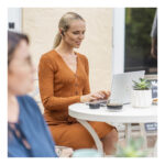 Poly Auricolari nerofumo Voyager Free 60+ UC + Adattatore BT700 USB-C + Custodia di ricarica touchscreen - immagine 5