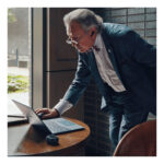 Poly Auricolari nerofumo Voyager Free 60+ UC + Adattatore BT700 USB-C + Custodia di ricarica touchscreen - immagine 3